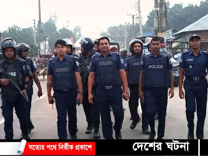 গাইবান্ধায় দুই থানা পুলিশের যৌথ টহল
