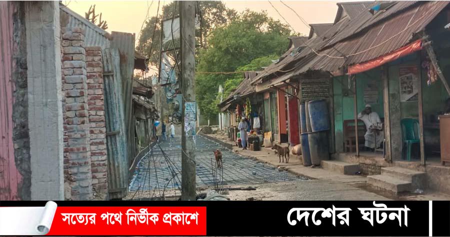 রাস্তায় বিদ্যুতের খুঁটি রেখে দেবীদ্বার পুরাতন বাজার সড়ক সংস্কার