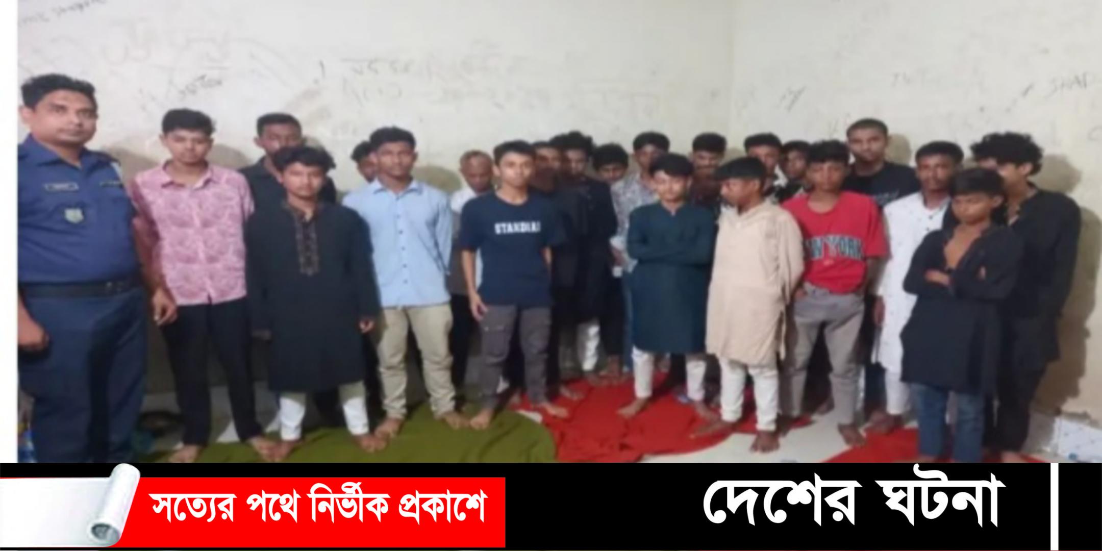 কুমিল্লায় কিশোর গ্যাংয়ের ২৭ সদস্য গ্রেফতার, দেশি অস্ত্র জব্দ