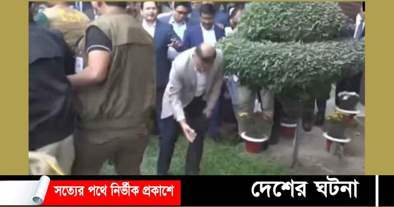 দেশে নেমেই হাতে মাটি ছুঁলেন তারেক রহমান, হাঁটলেন খালি পায়ে