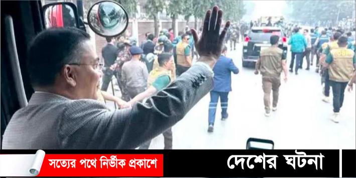 বাস থেকে হাত নেড়ে অভিবাদন জবাব দিচ্ছেন তারেক রহমান