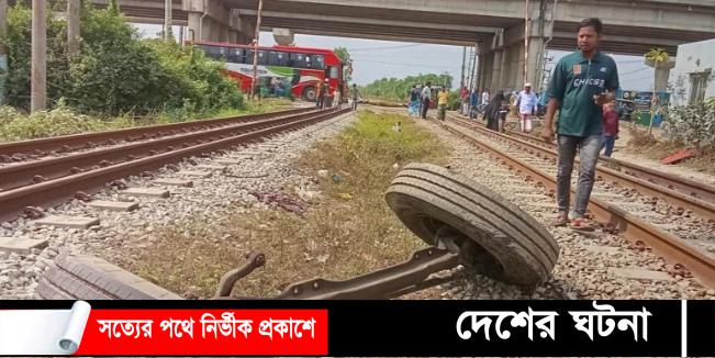 রেলক্রসিংয়ে ছড়িয়ে ছিটিয়ে দুর্ঘটনার ভয়াবহ চিহ্ন